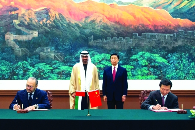 "■.. ويشهدان توقيع مذكرة تفاهم في المقاييس وقعها عن الجانب الإماراتي أنور قرقاش"