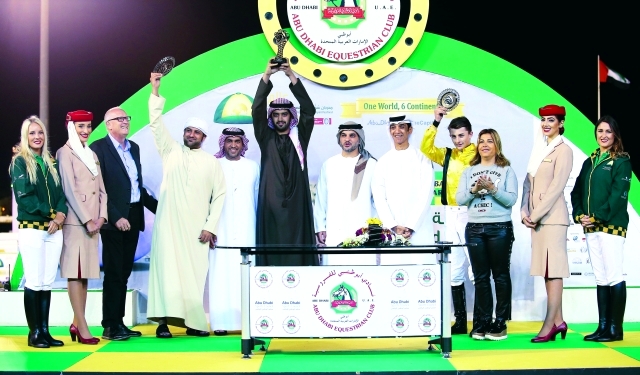 "■ حمدان الشرقي وعدنان سلطان ولارا صوايا خلال تتويج الفائزين | البيان"