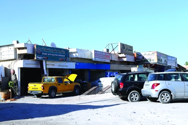 "■ تأثيرات بيئية عدة للورش الصناعية داخل الأحياء السكنية | تصوير: حنيف"