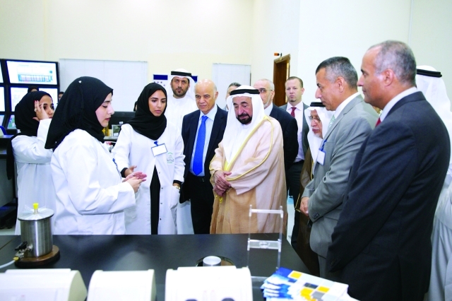 "سلطان القاسمي يستمع إلى شرح من طلبة الهندسة النووية حول طريقة عمل الأجهزة المتقدمة وأبرز التجارب | من المصدر"