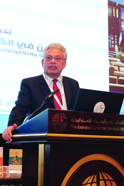 "■ فرحان نظامي متحدثاً خلال الندوة"