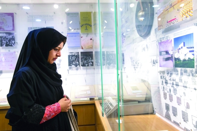 "■ ريم الهاشمي خلال زيارة سوق شنغهاي المالي"
