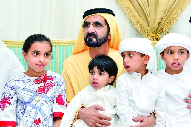 "■ محمد بن راشد محتضناً أبناء الشهيد سلطان الكتبي | تصوير - سيف محمد"
