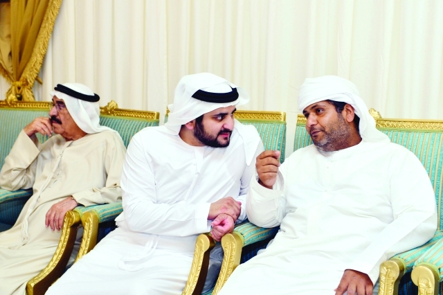 "■ مكتوم بن محمد ومحمد النابودة خلال تقديم واجب العزاء"