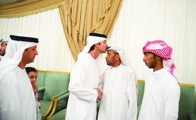 "■ هزاع بن زايد يقدم واجب العزاء | وام"