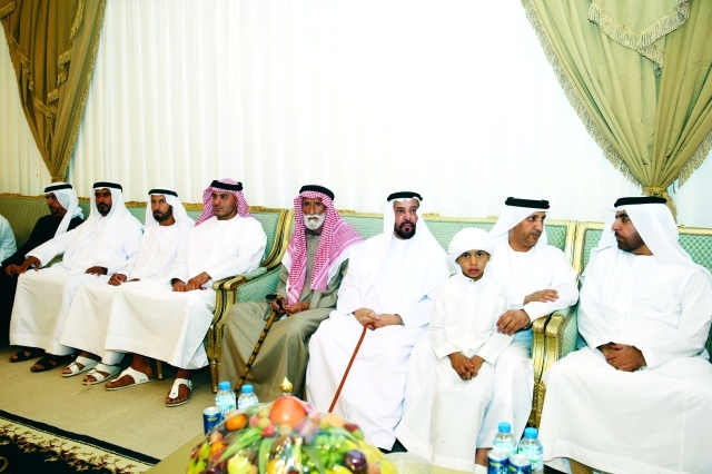 "■ فيصل القاسمي وعدد من المواطنين خلال تقديم واجب العزاء | تصوير: خالد نوفل"