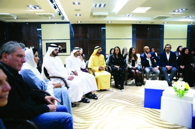 "محمد بن راشد وحمدان ومكتوم بن محمد خلال لقاء طلبة الإعلام بحضور منى المري تصوير - خليفة اليوسف وخليفة عيسى"