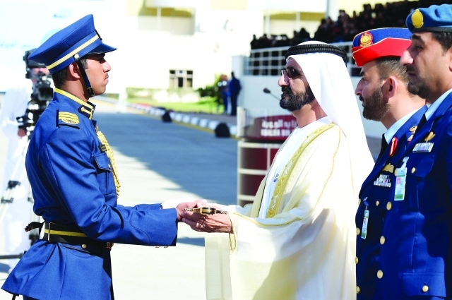 "نائب رئيس الدولة مسلماً الشهادات للخريجين"