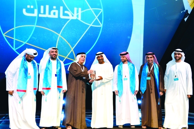 "■ .. ويسلم مطر الطاير تكريم \"طرق دبي\""