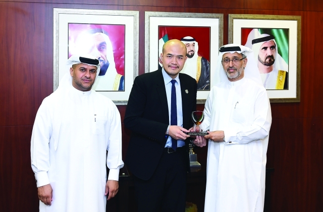 "■ .. ويهدي درع الاتحاد إلى الضيف | البيان"