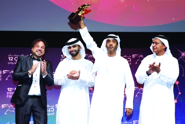 "■ .. ويسلم سعيد سالمين جائزة أفضل فيلم إماراتي طويل"