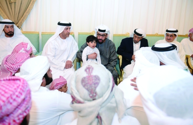 "■ حمدان بن زايد يقدم واجب العزاء لذوي الشهيد"