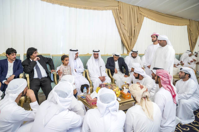 "■ حمد الشرقي يواسي ذوي الشهيد بحضور محمد بن حمد ونهيان بن مبارك"