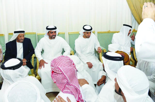 "Ⅶ حامد وخالد بن زايد وأحمد الزعابي يواسون ذوي الشهيد"