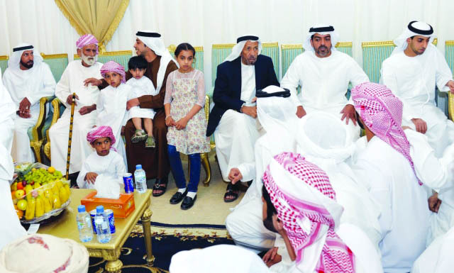 "Ⅶ منصور وحامد وخالد بن زايد يقدمون واجب العزاء لذوي الشهيد | وام"
