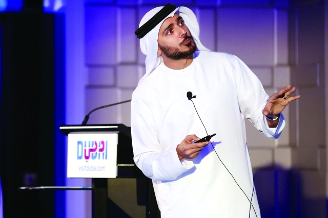 "عصام كاظم يعرض إنجازات السياحة في دبي تصوير: خليفة عيسى"