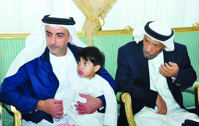 "سيف بن زايد يعزي أسرة الشهيد"