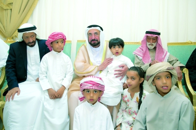 "سلطان القاسمي متوسطاً أسرة الشهيد سلطان الكتبي | من المصدر"