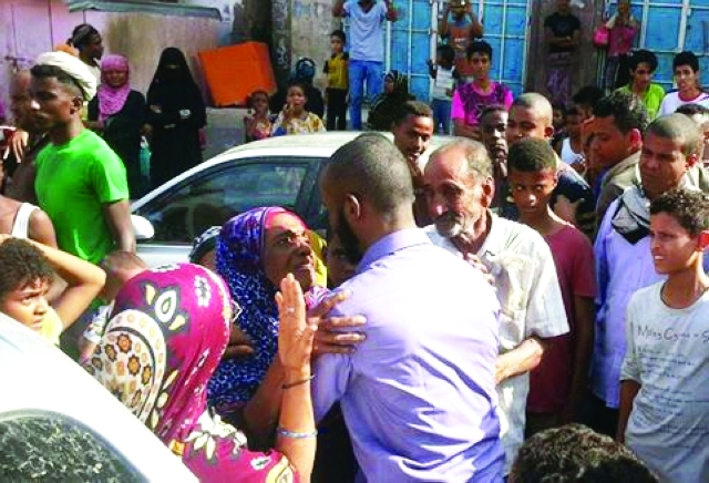 "■ أم تستقبل ابنها الأسير"