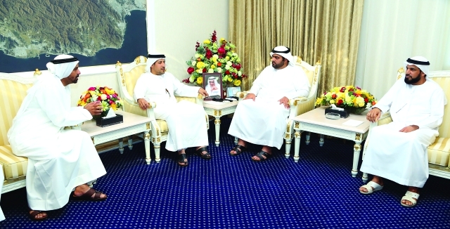 "■ ولي عهد الفجيرة خلال استقباله اللجنة المنظمة"