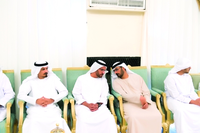 "حسين الحمادي وناصر السويدي خلال تقديم واجب العزاء ."