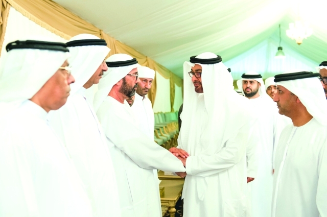 "محمد بن زايد مقدماً واجب العزاء في سلطان الكتبي"