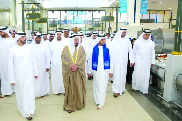 "■ سلطان القاسمي وولي عهد ونائب حاكم الشارقة خلال افتتاح السوق | من المصدر"