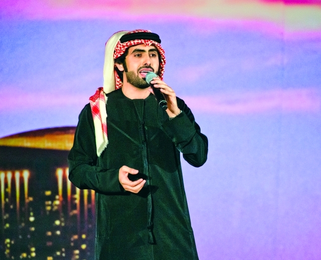 "محمد المنهالي يغني خلال الفعالية"