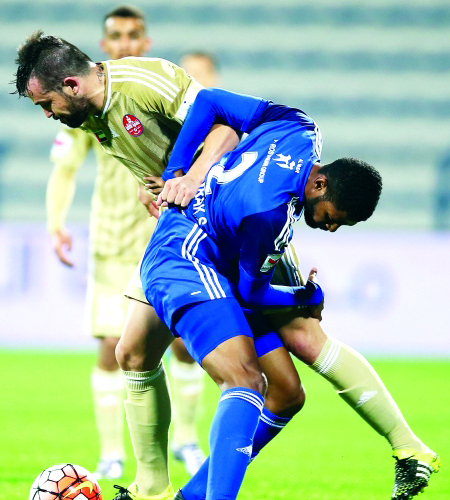 "■ صراع على الكرة في مباراة النصر والشعب"