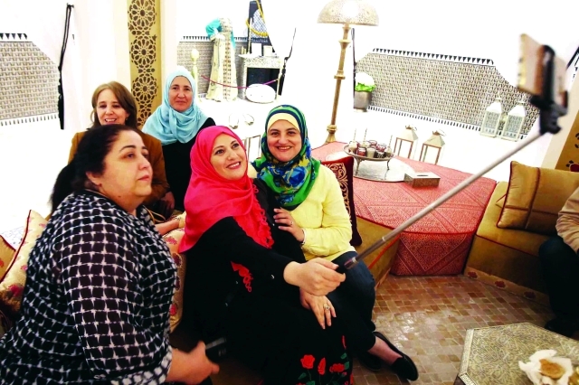 "■ زوار يلتقطون صور سيلفي في احد الاجنحة"