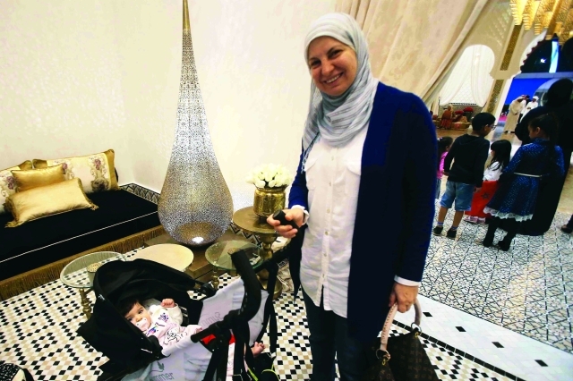 "■ زائرة للمغرب مع حفيدتها"