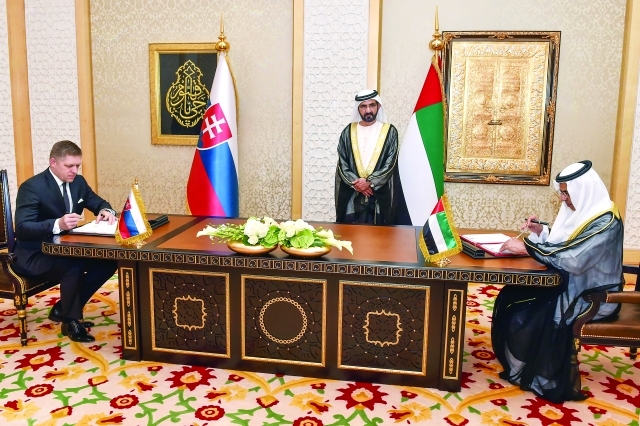 "■ سموه يشهد توقيع روبرت فيتسو وعبيد الطاير على الاتفاقية"