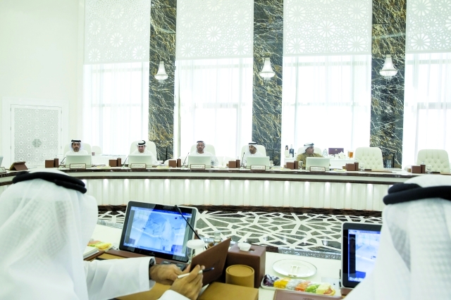 "حامد بن زايد وأحمد المزروعي وناصر السويدي وسعيد الغفلي ومحمد الرميثي خلال الاجتماع"