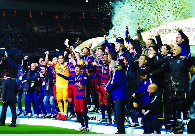 "■ نجوم برشلونة يحتفلون بلقب مونديال الأندية | أ ف ب"