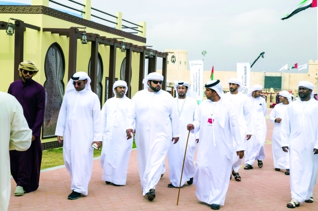 "■ محمد بن حمد الشرقي خلال جولته في السوق الشعبي لمهرجان الظفرة | وام"