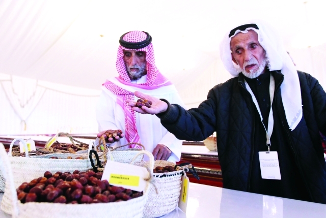 "■ جانب من فعاليات مسابقة التمور"