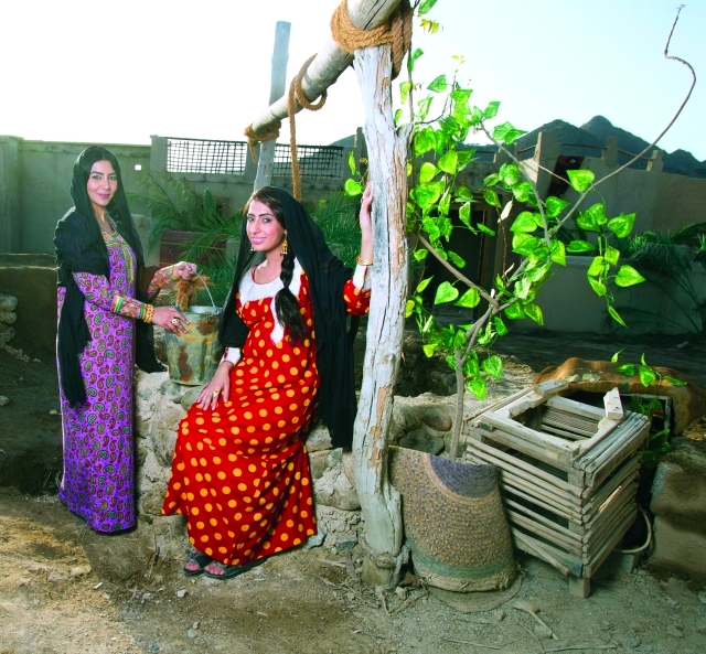 "■أمل محمد ورانيا آل علي يعيشان أجواء الستينيات في مسلسل «القياظة»"