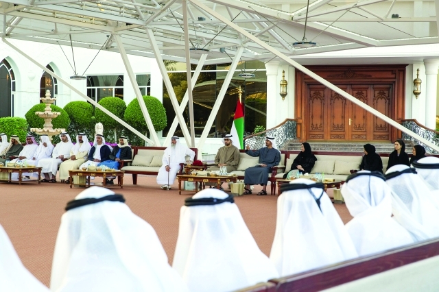 "محمد بن زايد متحدثاً في مجلس قصر البحر بحضور راشد بن سعود وأمل القبيسي ونهيان وسيف بن زايد ولبنى القاسمي وميثاء الشامسي ونهيان بن مبارك وسعيد بن محمد آل نهيان ومحمد بن حمدان آل نهيان وكبار الشخصيات ــ وام"