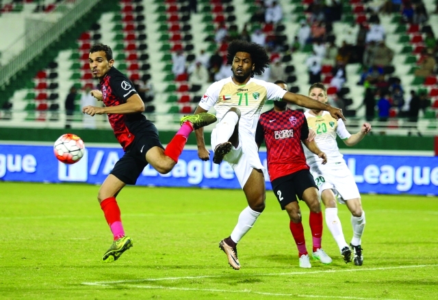 "■ صراع على الكرة بين مال الله لاعب الإمارات ووليد عباس مدافع الأهلي | تصوير - محمد حنيف"