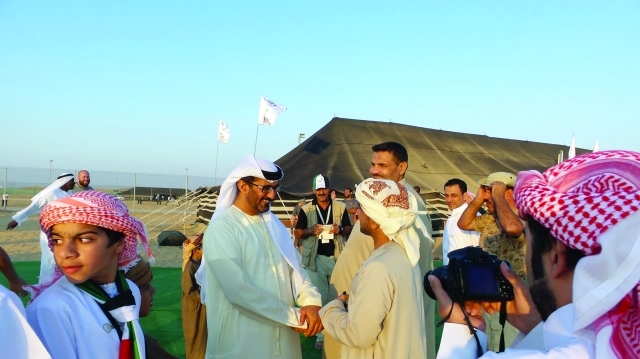 "حسين الحمادي خلال زيارته مهرجان الظفرة"