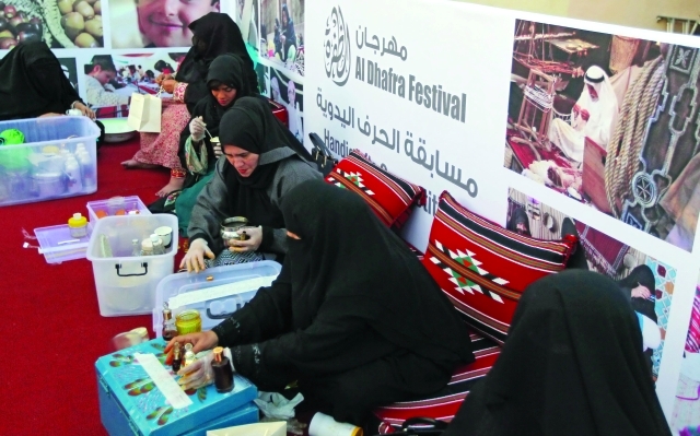 "جانب من عروض الحرف اليدوية"