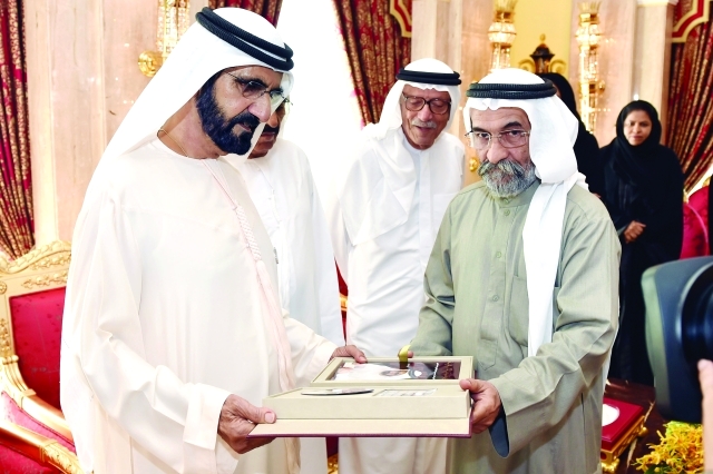 "محمد بن راشد يتسلم كتاب أبوالريش بحضور محمد النابودة وعبد الغفار حسين  |  تصوير:محمد هشام"