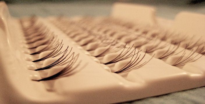 تزين برموش صناعية فأفسد خطوبته وطرد من القاعة