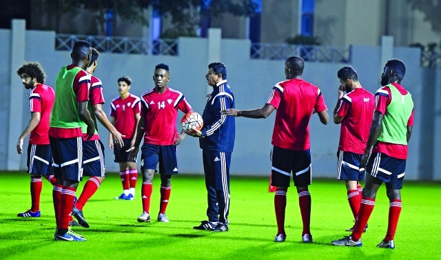 "■ عبدالله مسفر يشرح للاعبين خطة مواجهة الصين | البيان"