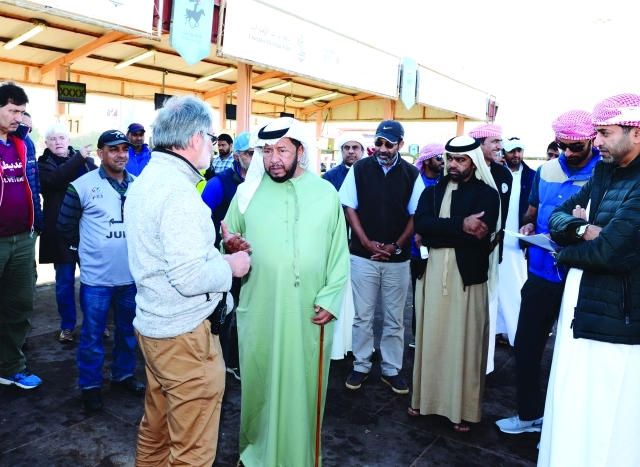 "سلطان بن زايد خلال متابعته السباق     البيان"