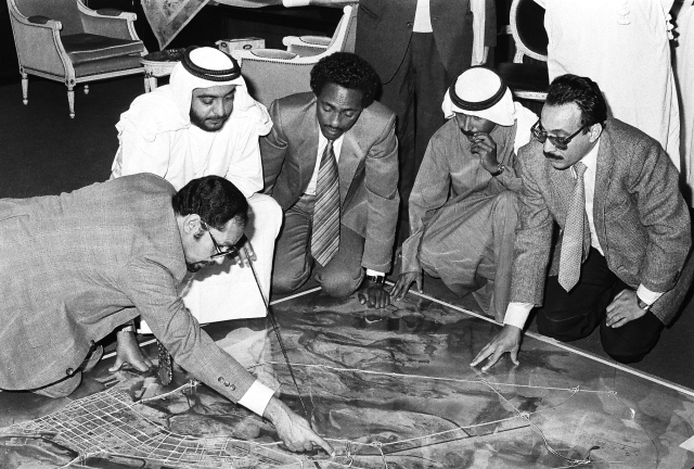 "■ خليفة يطلع على مشروع جسر يربط مدينة أبوظبي بالسعديات - 26 / 11 / 1981"
