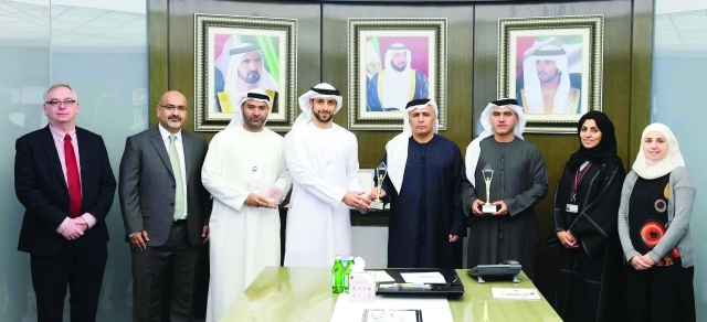 "خلال تسليم الجائزة لمطر الطاير من قبل عبد المحسن يونس وفريق العمل | من المصدر"