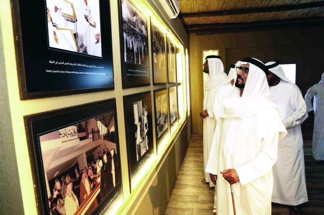 "فيصل بن سلطان بن سالم القاسمي خلال جولة تفقدية في جناح ذاكرة الوطن"
