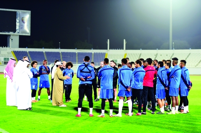 "■ عبدالله بن محمد يتحدث إلى اللاعبين | البيان"