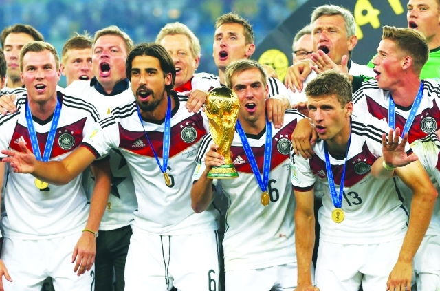 "■ خضيرة يحتفل بلقب المونديال مع المنتخب الألماني | أرشيفية"